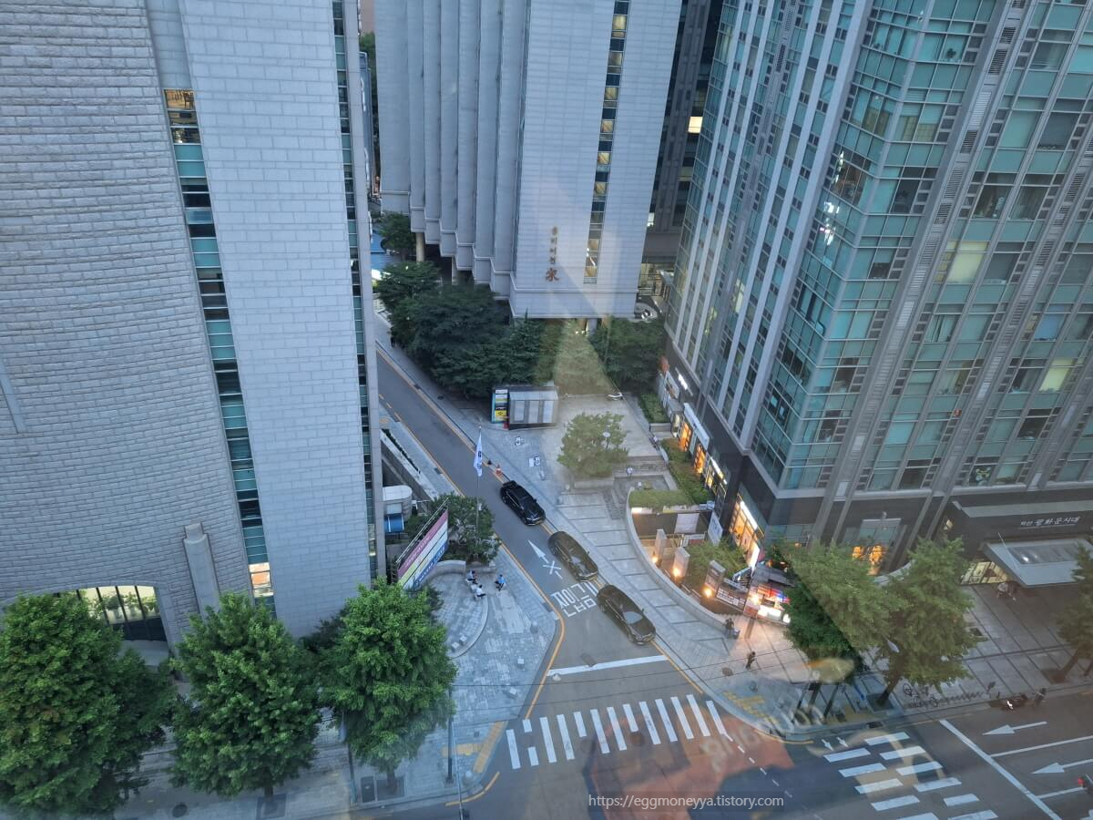 2024년 하지인 6월 21일, 일몰시간인 오후 7시 56분에 광화문의 어느 건물에서 찍은 사진