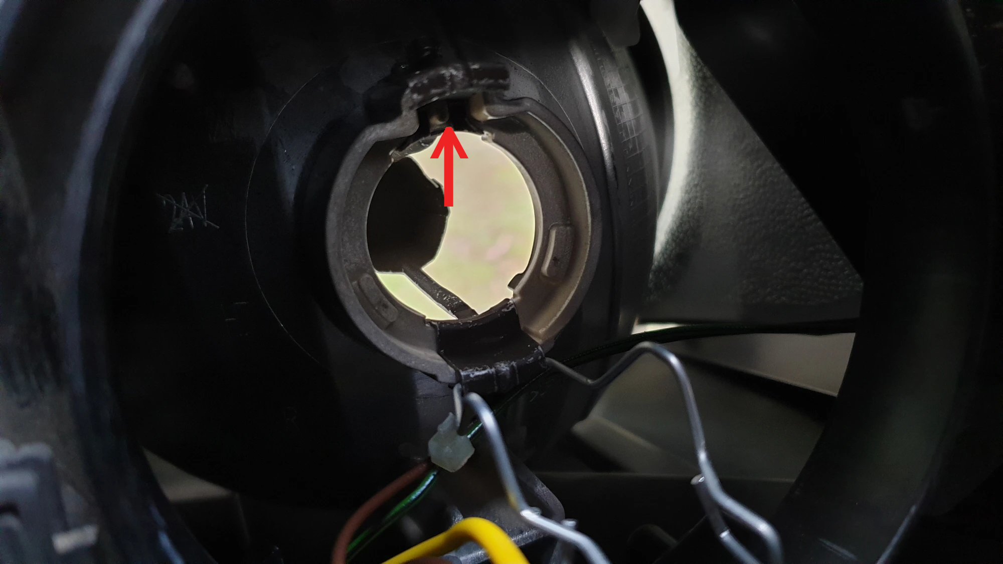 헤드라이트 전구 끼우는 곳