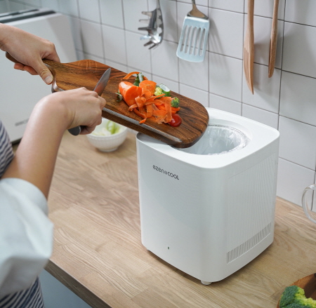 음식물처리기에 버리는 모습