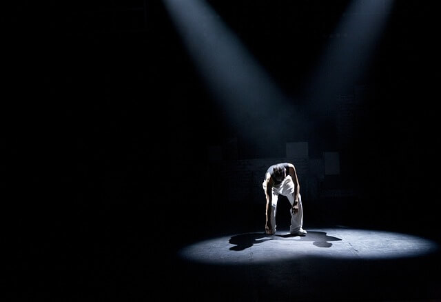 댄스 공연 중인 남자