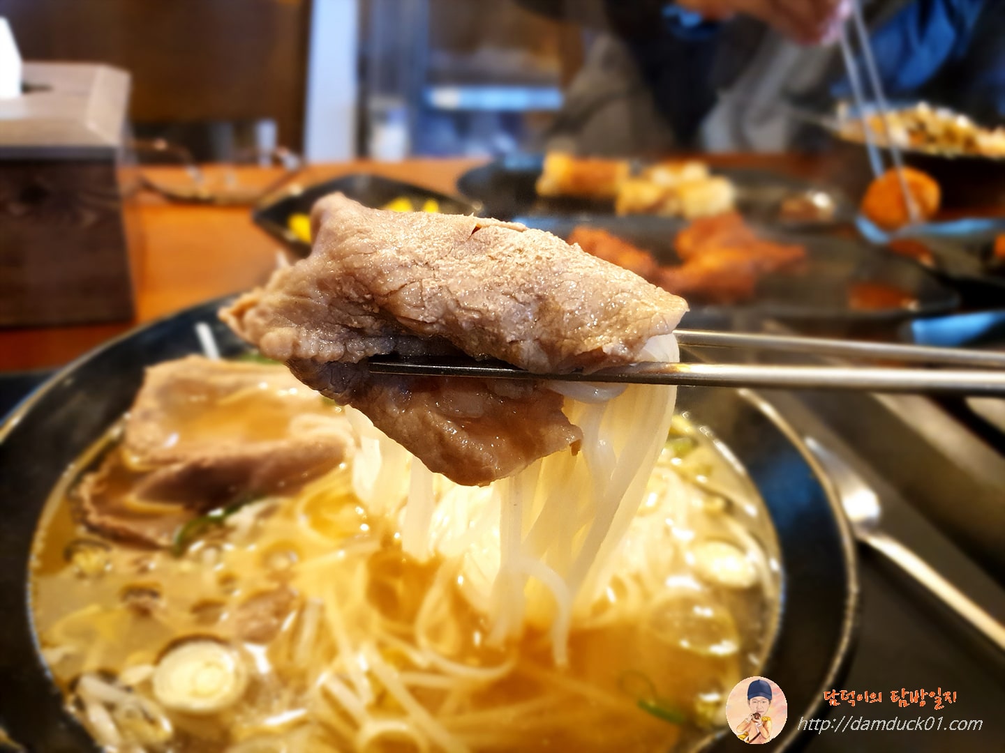 소고기로 쌀국수를 싸서 먹어요