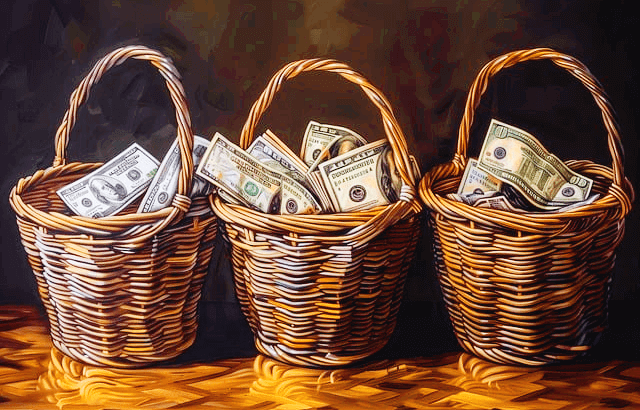 3개의 갈색 바구니 안에 달러 지폐들이 가득 들어있다.