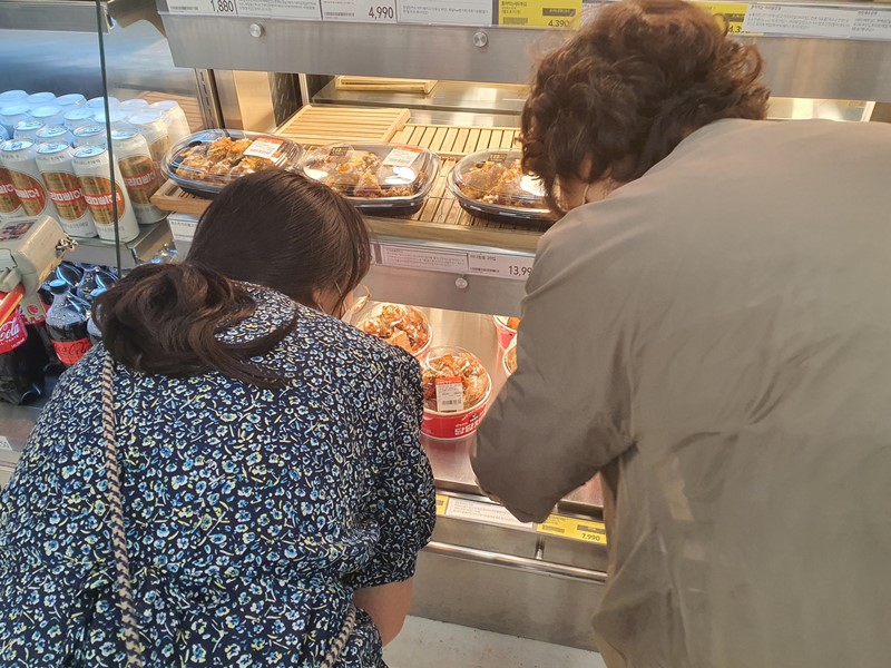 여유롭게 고르는 상황