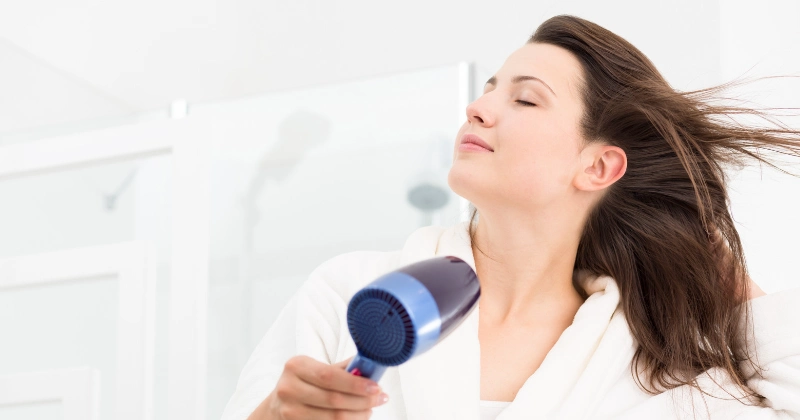 머리 말리는 모습