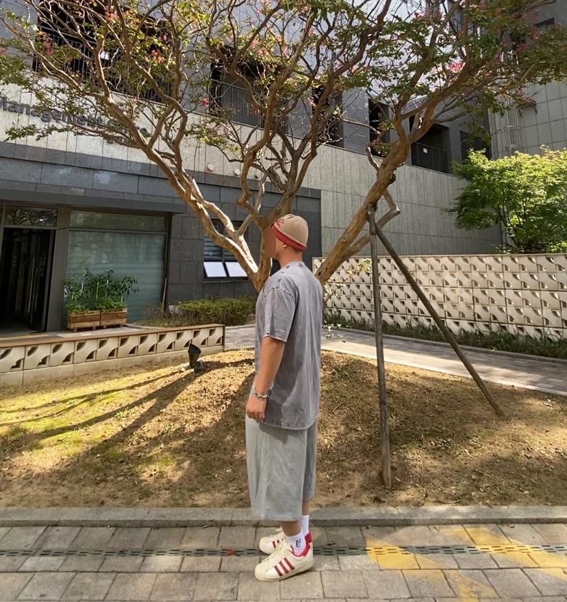 데일리룩('26. 9. 20.)오가프 노르딕패턴 자카드 울 니트 비니, 스탠다드에러 피그먼트 티셔츠, 무신사스탠다드 와이드 버뮤다 팬츠, 갓디스 삭스, 아디다스 슈퍼스타 82레드