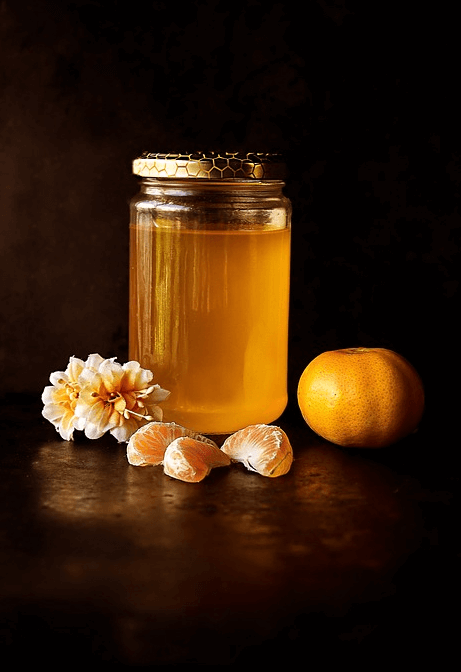 숙취해소에 좋은 음식 꿀이 귤과 함께 놓여 있다