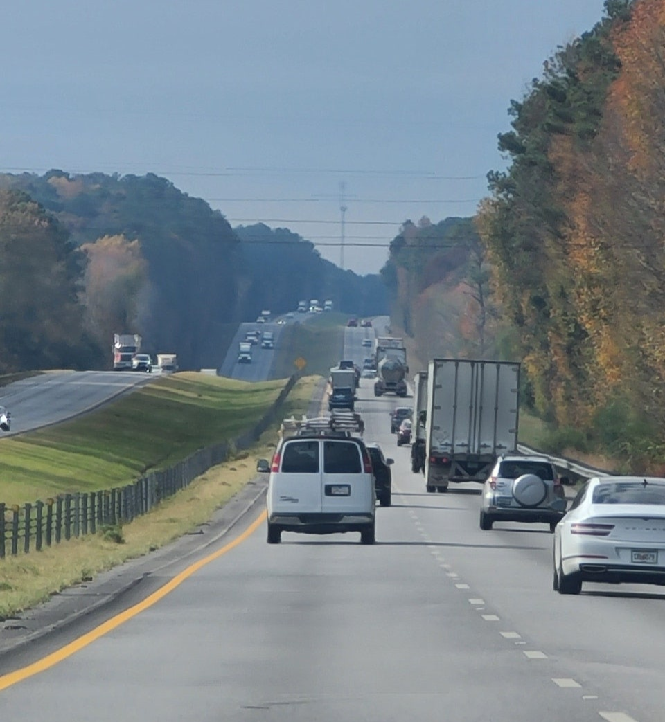 길게 뻗은 편도 2차선 고속도로의 사진