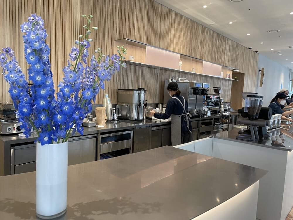 더현대서울-블루보틀-여의도점-오픈-키친-형태의-카운터