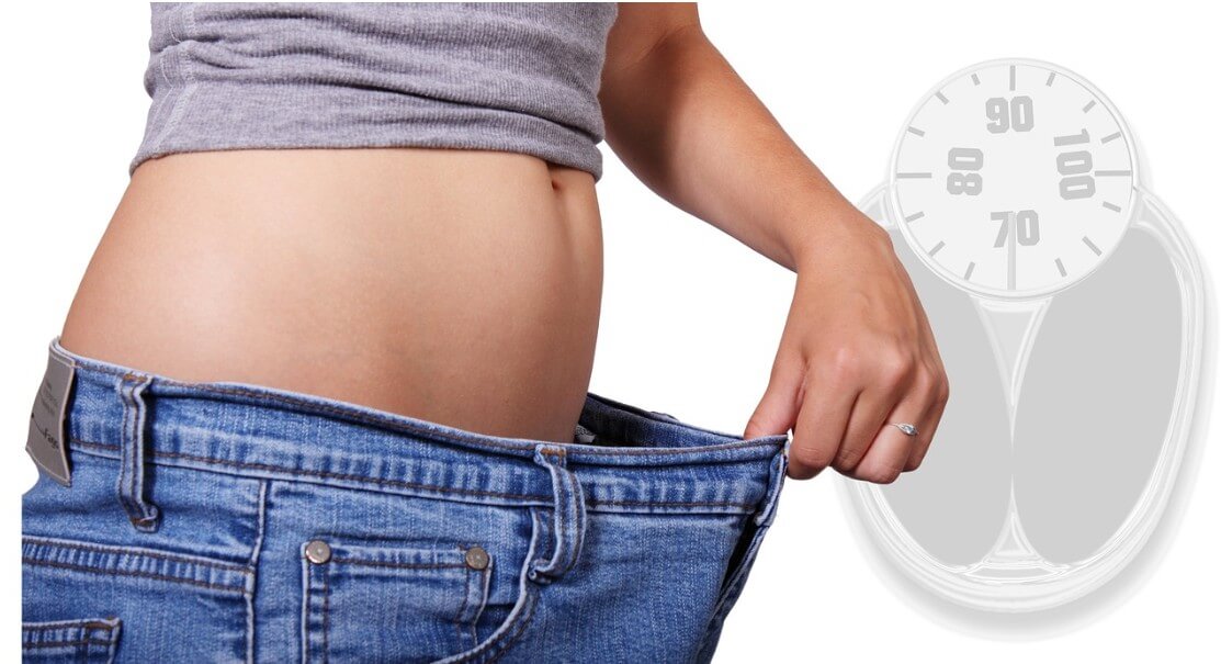 허리 둘레가 줄어 청바지가 작아진 여성