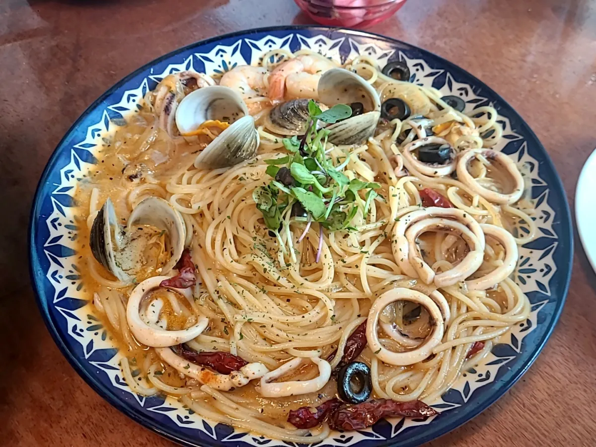 테이블위-해산물올리브스파게티