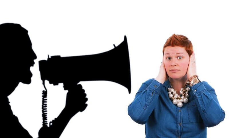 확성기를-귀에-대고-소리치는-광경