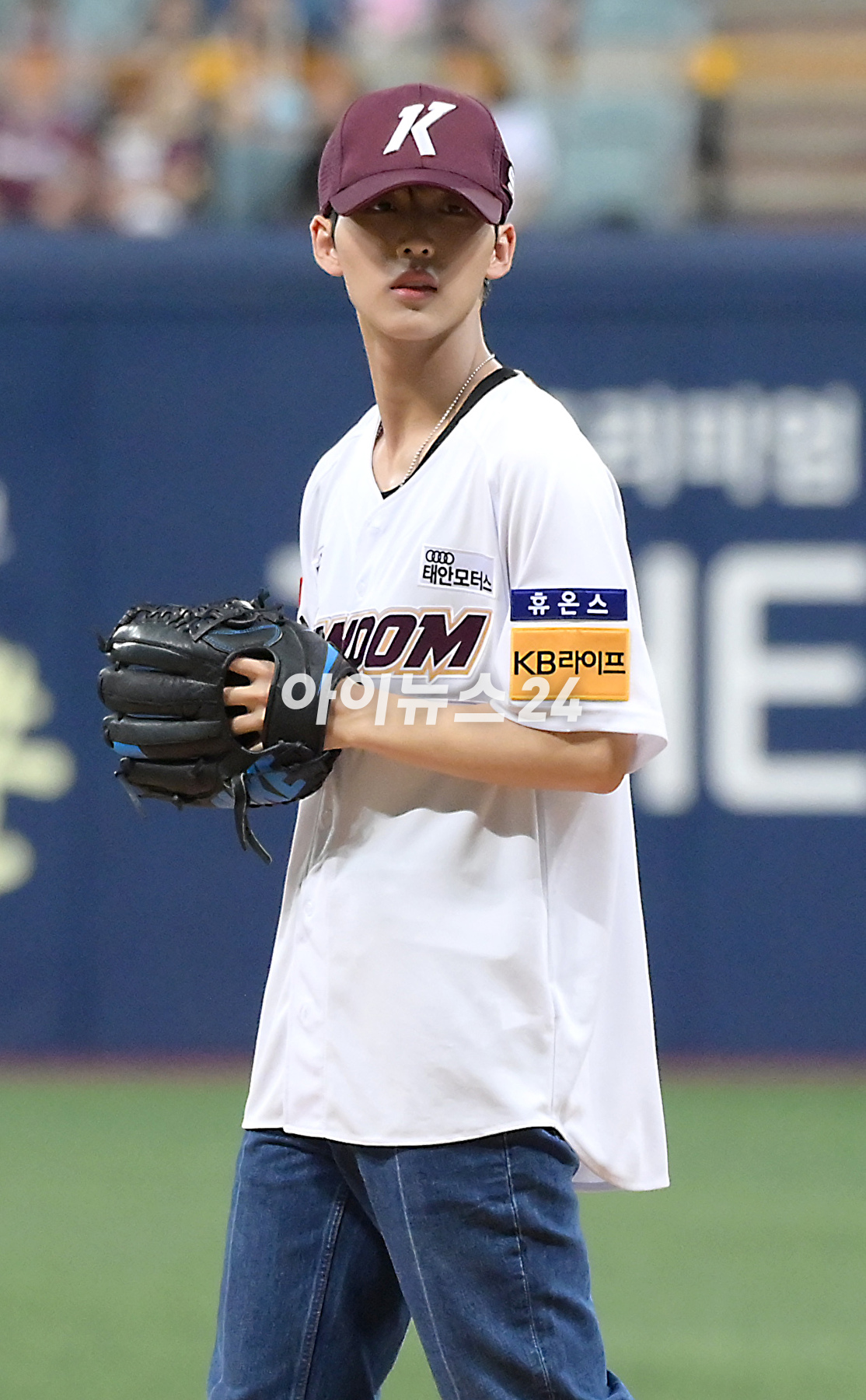 5일 오후 서울 고척스카이돔에서 열린 2023 KBO리그 NC 대 키움 경기에서 그룹 TNX(더뉴식스) 은휘가 시구를 선보이고 있다. [사진=정소희 기자]