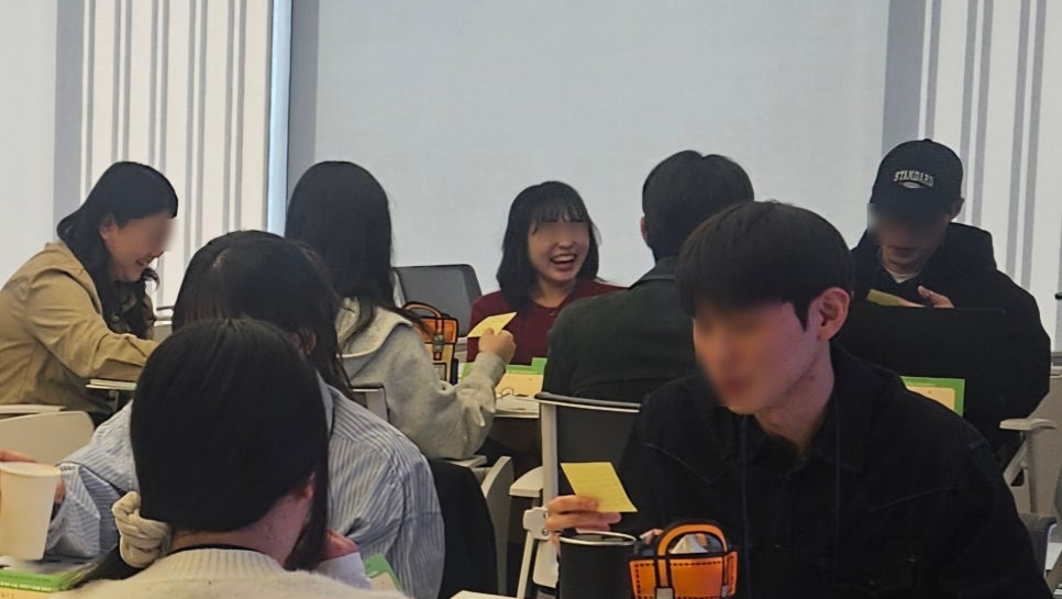 조별로 둘러앉아 의견을 주고받는 교육 현장