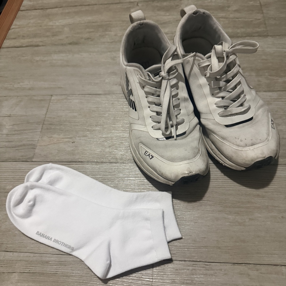 깨끗하게 세탁한 흰 양말과 운동화를 함께 정리한 모습