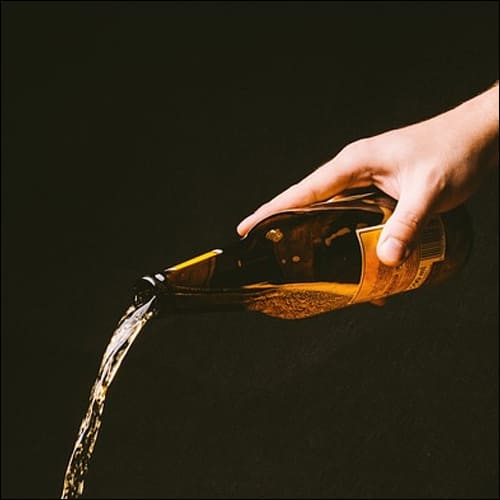 맥주를 쏟는 손