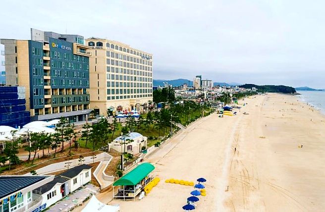 해수욕장 숙소에 관한 그림