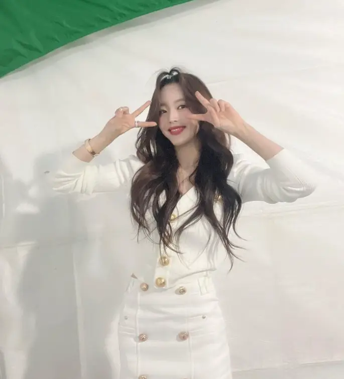 현역가왕- 흰색 긴팔 투피스를 입고 눈가에 양손으로 V자를 그리고 미소짓는 박성연