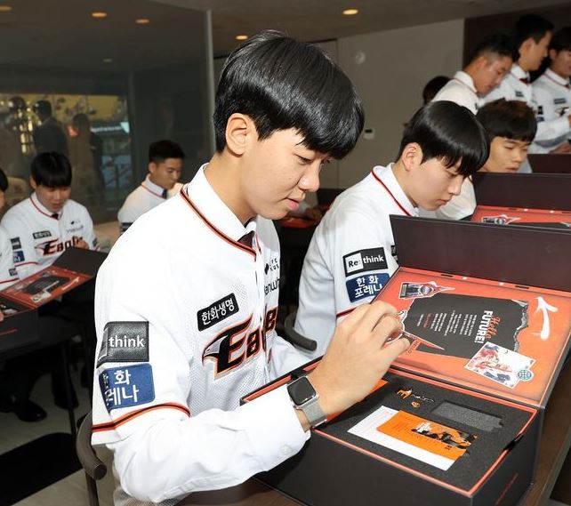 황준서 연봉 비교