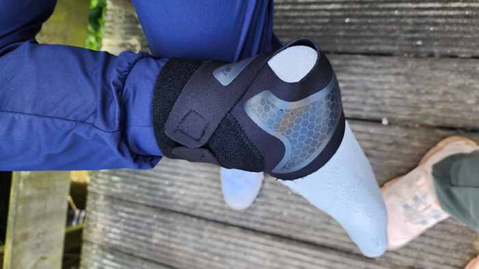 순례길 2일차, 딸의 발목에 보호대 착용