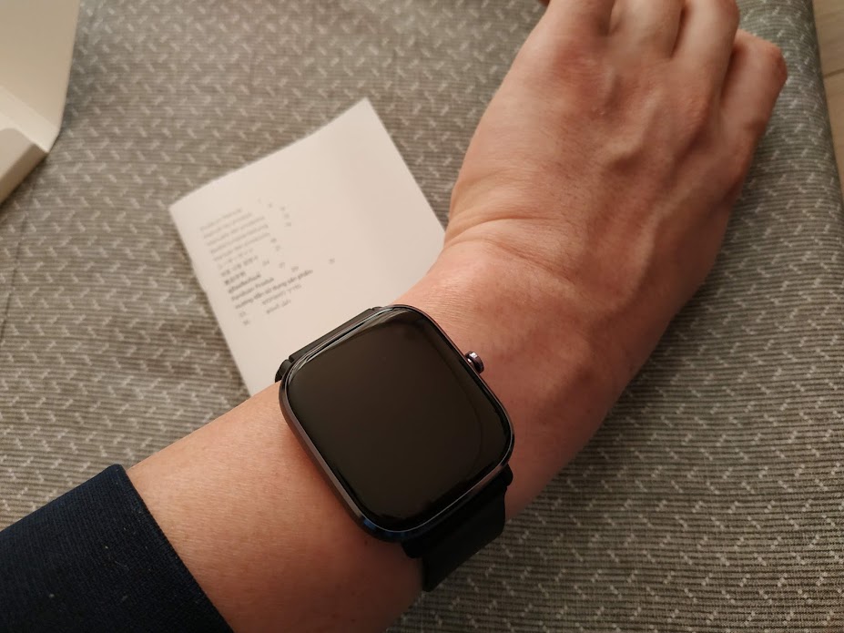 손에 착용을 한 모습.