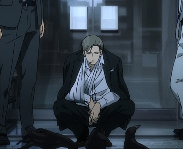 팔에 붕대를 감고 앉아 있는 남성의 모습