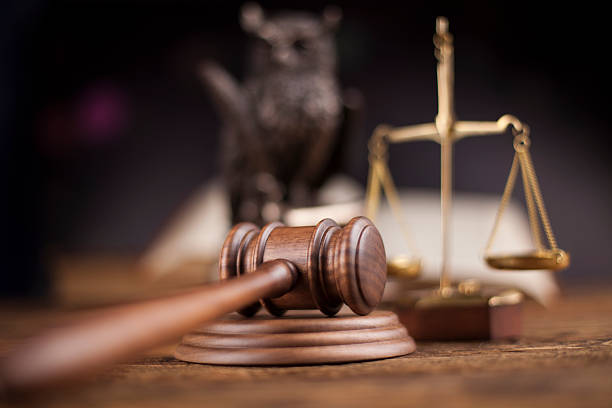 법원에 망치와 저울이 테이블에 놓여있다