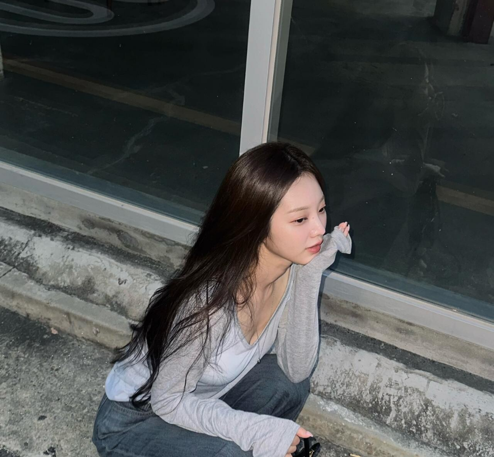 포즈 취한 배우들 실시간 검색어 10위 등극, 김수겸부터 손나은까지 주목받는 근황 공개 참고 이미지 2