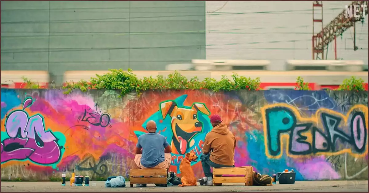 벽면에 카라멜루 그림을 그리고 감상하는 레우와 페드루, 카라멜루