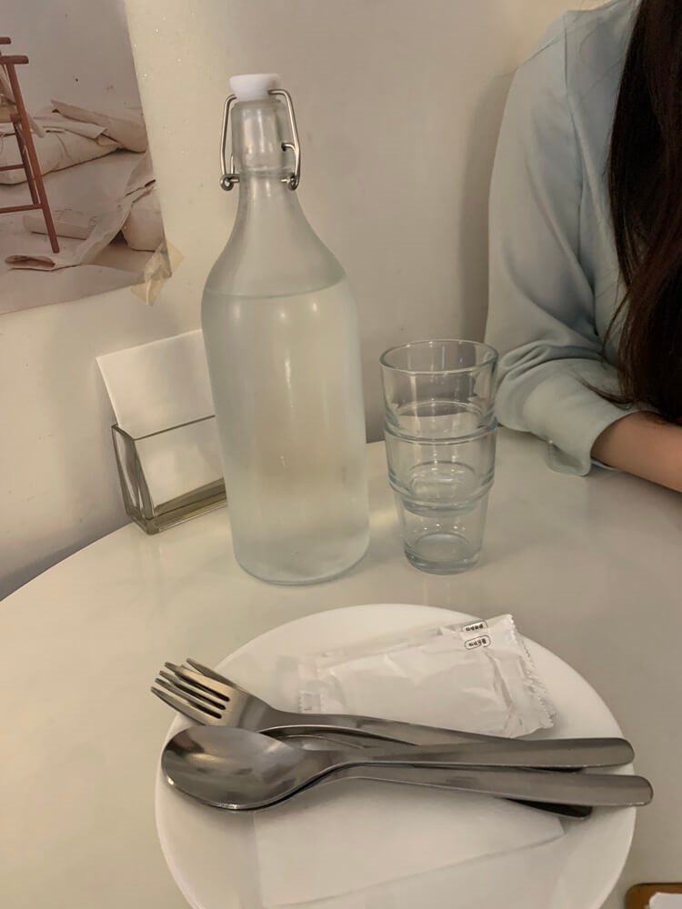 물, 컵, 냅킨, 숟가락, 포크, 접시