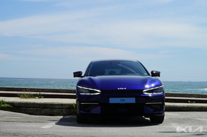 파란색-EV6가- 바닷가를-배경으로-주차된-사진