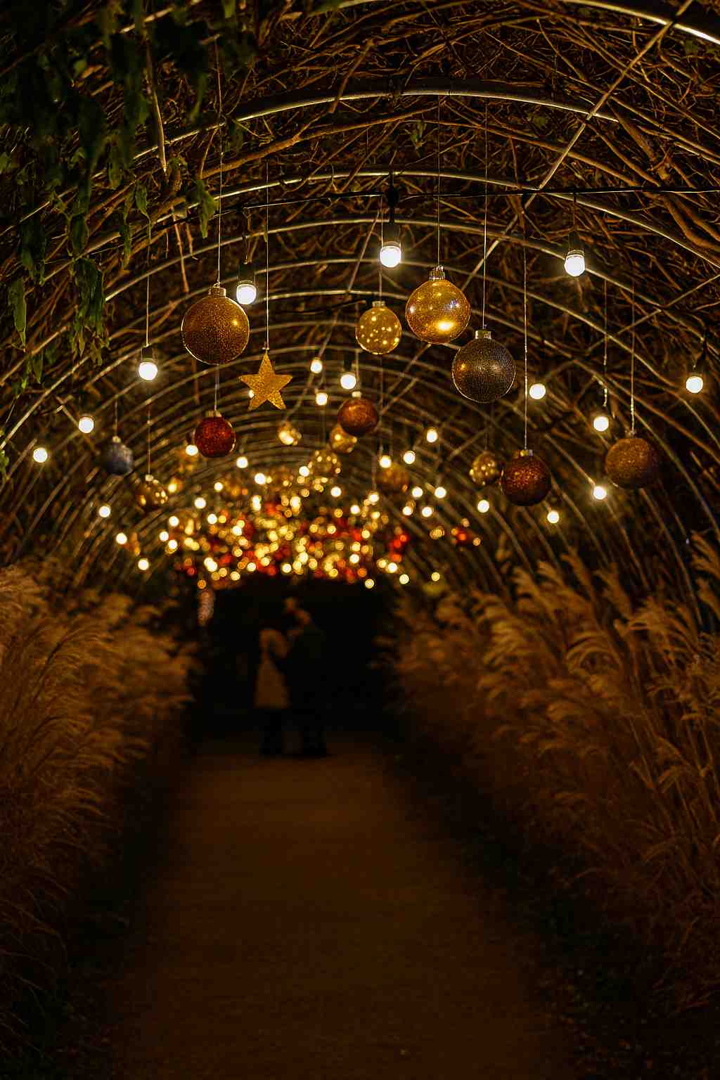 함평 겨울 빛 축제의 한 모습, 화려한 구슬 장식들이 예쁘게 빛나는 ai 제작 사진 이미지.