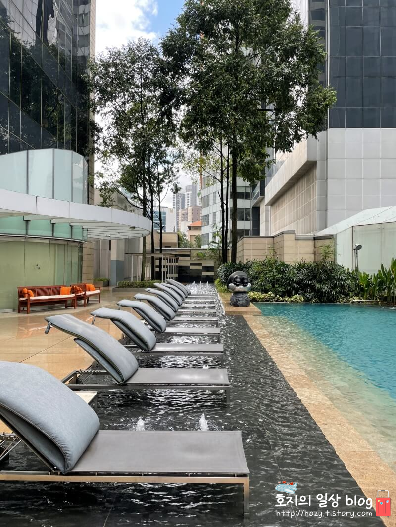 싱가포르 세인트레지스 수영장 모습