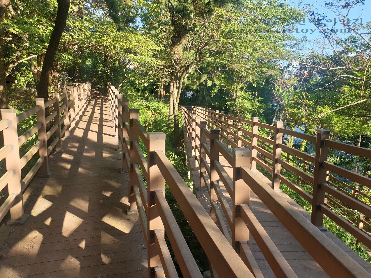 구름다리 2개.