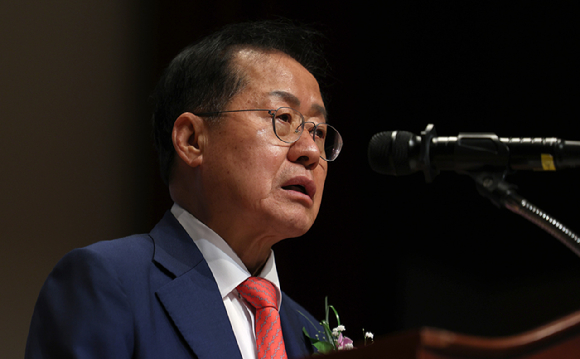 홍준표 대구시장이 지난 4월 11일 대구 달서구 정부대구지방합동청사에서 열린 제105주년 대한민국 임시정부 수립 기념식에서 기념사를 하고 있다. [사진=뉴시스]