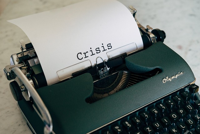 타자기에 crisis 타자 친 그림