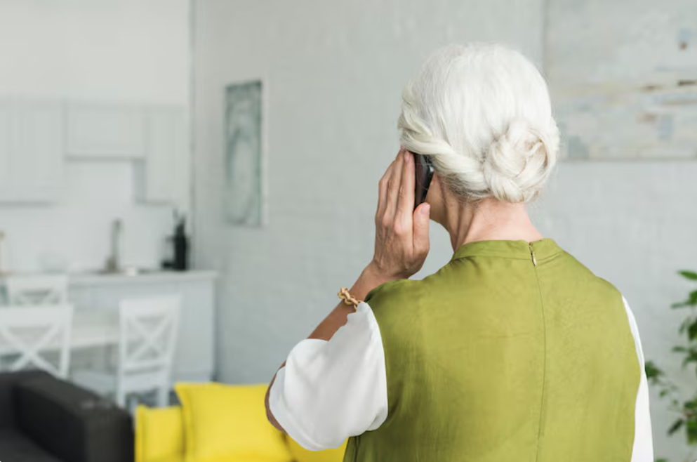전화하고 있는 할머니의 뒷모습
