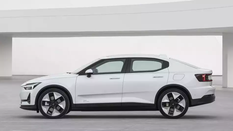 2024 폴스타 2 옆모습입니다.