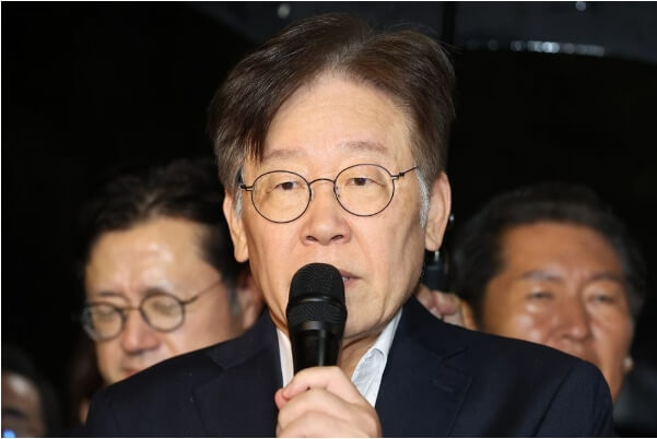 안경을쓴남성-마이크를들고-말하고있는모습
