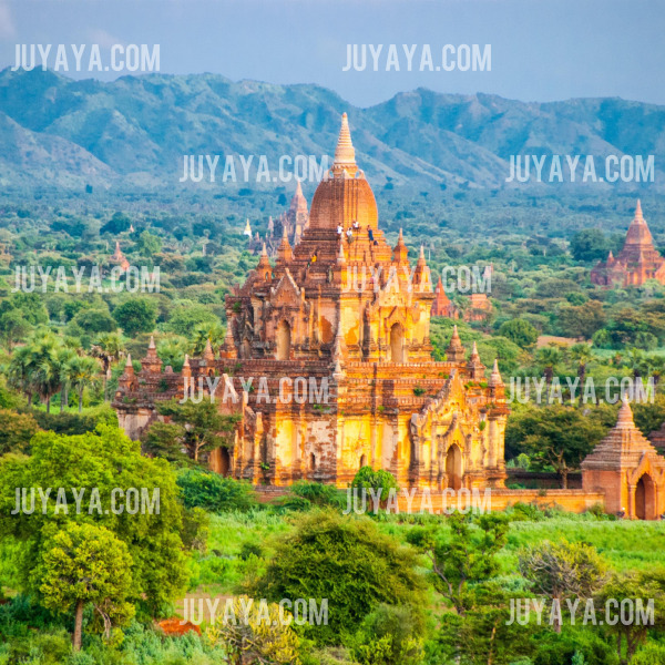 멀리서 바라본 미얀마 바간의 고대 사원과 평원의 풍경.