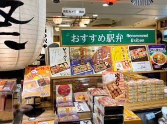 가게 내부에 도시락들이 쌓여 있다