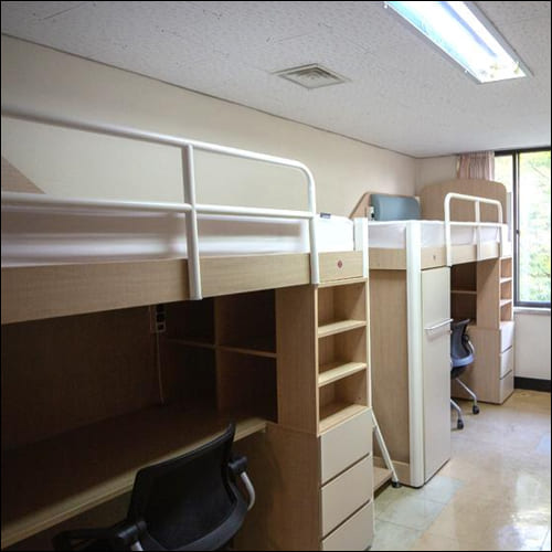 기숙사 2층 침대와 책상