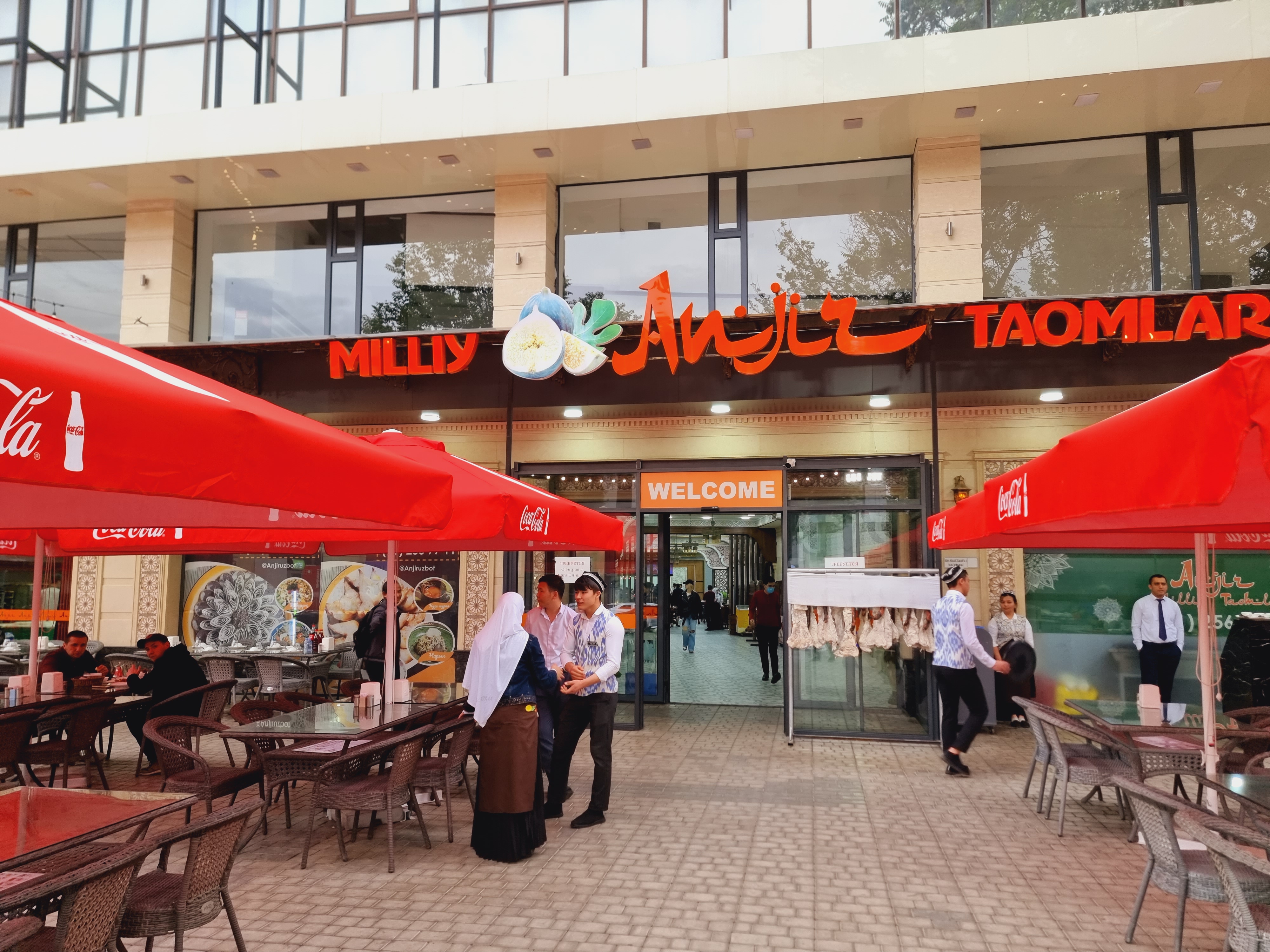 안지르 레스토랑 입구 및 입구 바로 안 모습