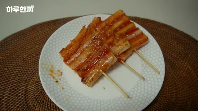 완성된 떡꼬치에 양념을 바른 모습