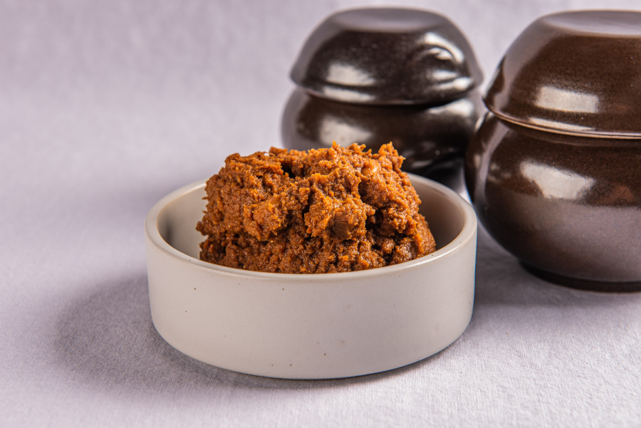 콩을 삶아서 만든 메주로 만든 된장을 동그랗고 하얀 그릇에 가득 담아두고, 그 뒤에는 작은 항아리 2개를 놓고 확대를 하여 찍은 사진