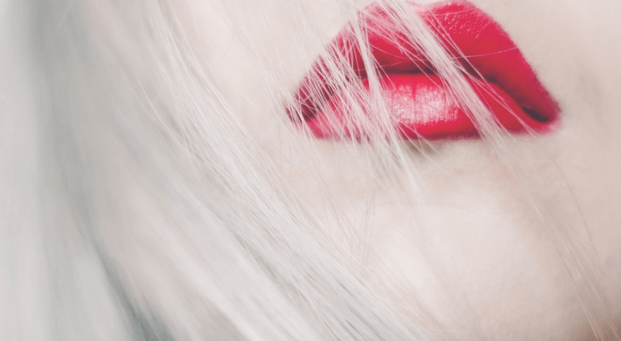 입술이 마르는 입술가 되는 진한 빨간색 루즈를 칠한 입술