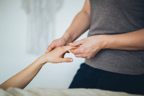 손가락을 부드럽게 스트레칭하거나 마사지하는 사진