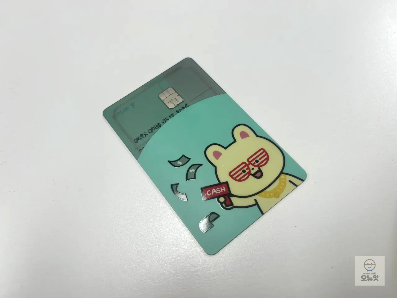 노란-토끼가-돈-뿌리고 -있는-초록색-카드