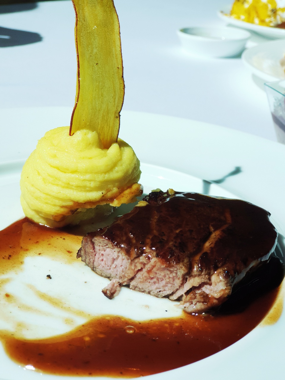 참숯에-구운-소고기-안심-스테이크-한-입