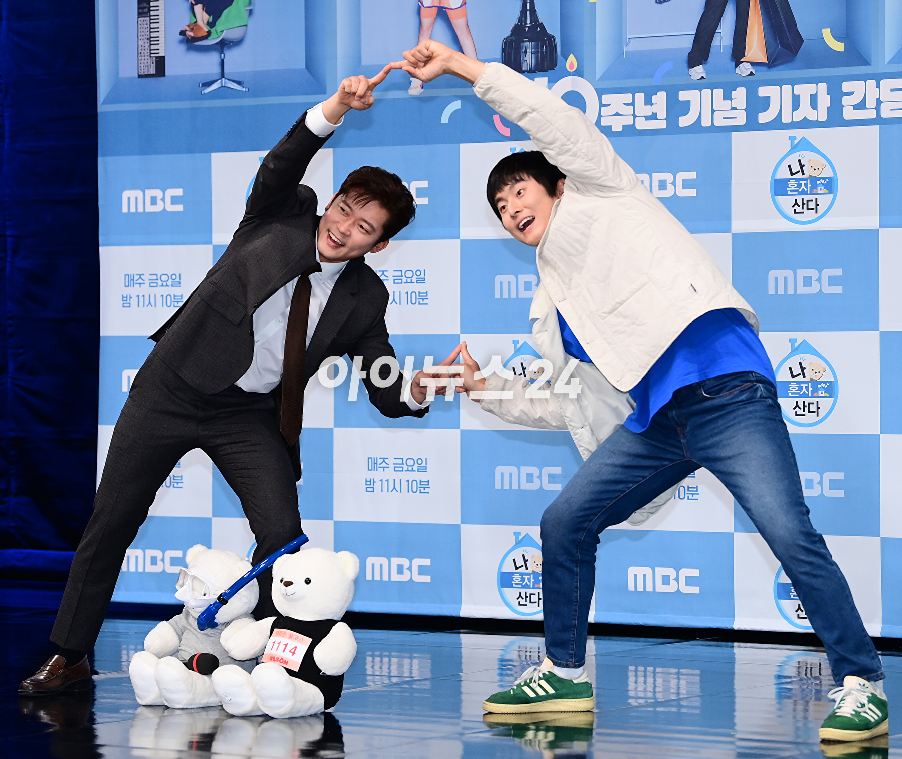 웹툰작가 겸 방송인 기안84가 4일 오후 서울 마포구 MBC 골든마우스홀에서 열린 MBC '나 혼자 산다' 10주년 기념 기자간담회에서 포즈를 취하고 있다. [사진=정소희 기자]