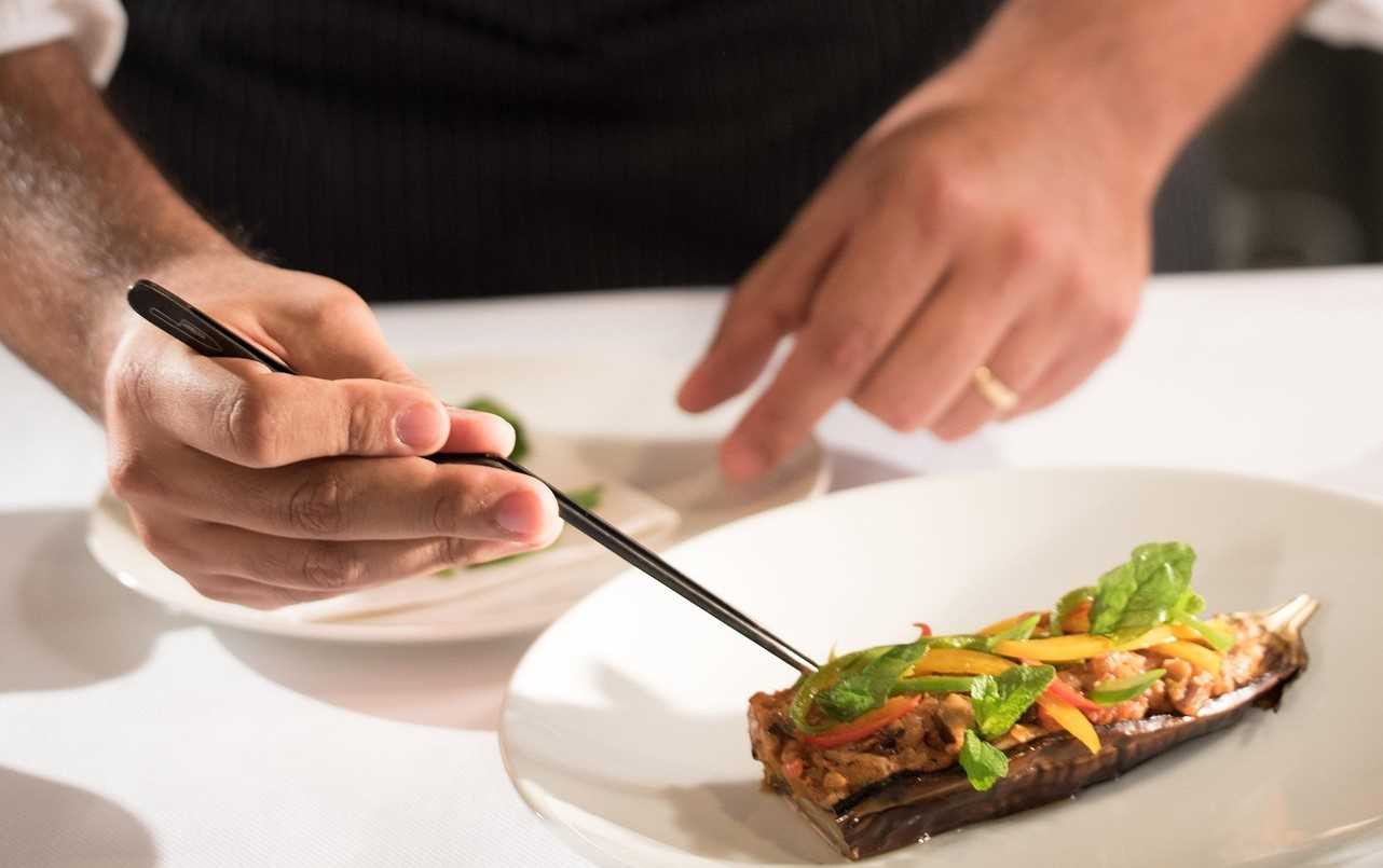 미슐랭 식당의 한 요리사가 음식을 완성해 내는 모습